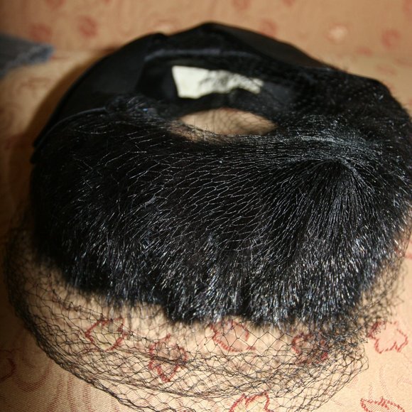 Vintage black satin hat with large bow, real fur & netting, "Styled by Abbye" - Picture 4 of 4